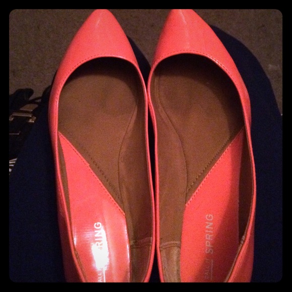 Pink pointed toe flats.