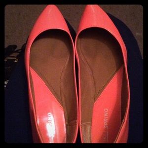 Pink pointed toe flats.