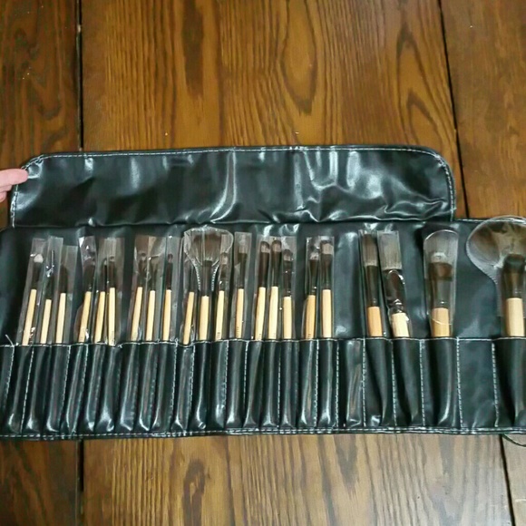 Ellore Femme Professional makeup brush set 22.