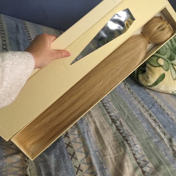 Platinum hair extensions 20"