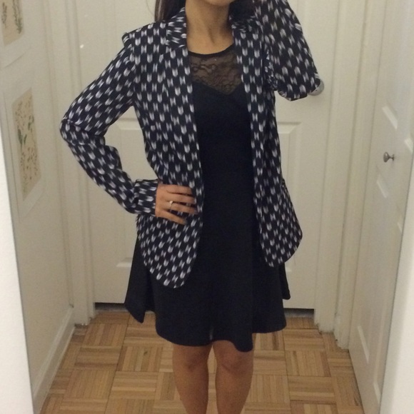⬇️ H&M Silky Printed Blazer