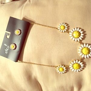 Daisy earring and necklace set! Free gift included