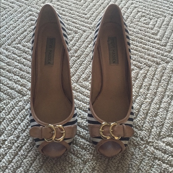 Steve Madden Shoes - Steve Madden gold navy stripped heels open toe