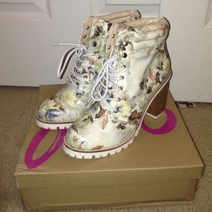 LINNIE LITE FLORAL STELLA