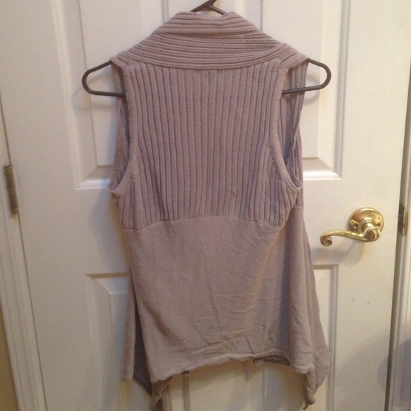 Gap sleeveless tan cardigan - Picture 2 of 4