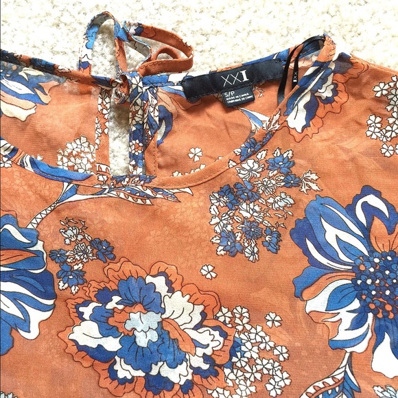 F21 Boho Floral Batwing Flutter Sleeve Keyhole Top - Picture 3 of 4