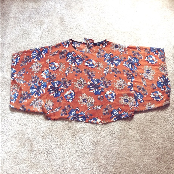 F21 Boho Floral Batwing Flutter Sleeve Keyhole Top - Picture 4 of 4