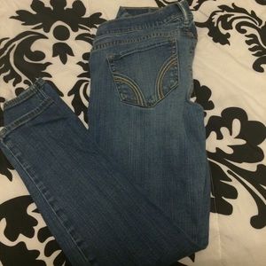 Size 27 Hollister medium wash skinny jeans