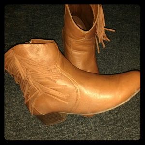 Ankle boots with fringe