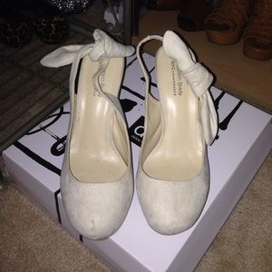 Off white shoe dazzle bow wedges, size 8