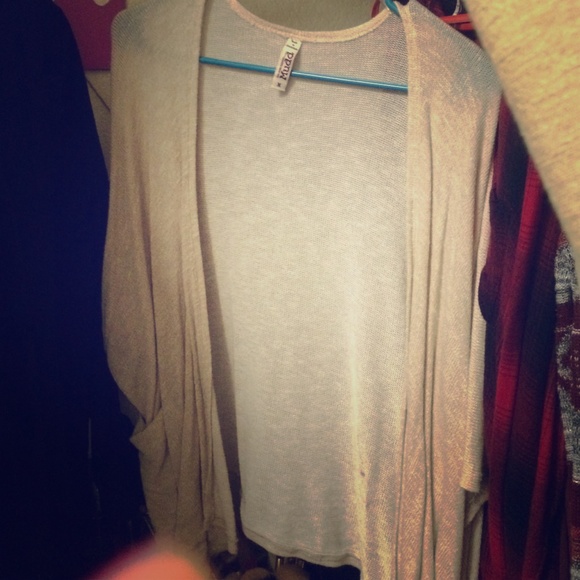 Cute beige cardigan! 💋