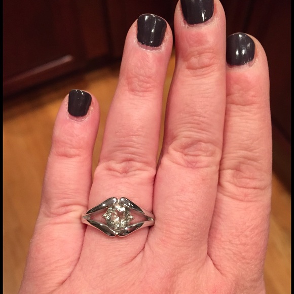 Sterling Silver and Round Green Peridot Ring - Picture 2 of 2