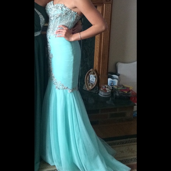 SOLD ON MERCARÍ Turquoise prom dress, custom fit.