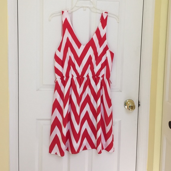 ❌SOLD❌Everly red and white chevron dress medium - Picture 4 of 4