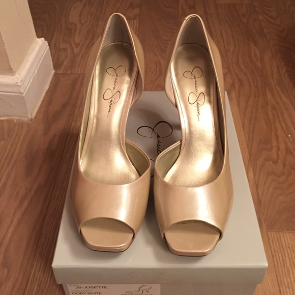 Jessica Simpson size 9.5 ivory heels. - Picture 3 of 4
