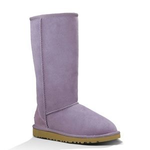 Cute kids Classic Tall Youth 4 UGGS. Fits size 7.