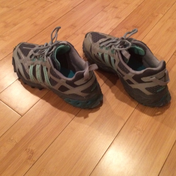 Tennis shoes