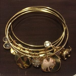 Beautiful set of 5 noisy bracelet.sold