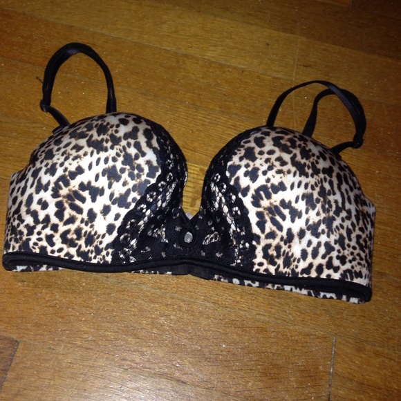 RESERVED! 32B VS Bombshell bra NEVER WORN
