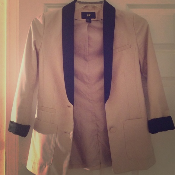 Trendy Tuxedo Blazer!