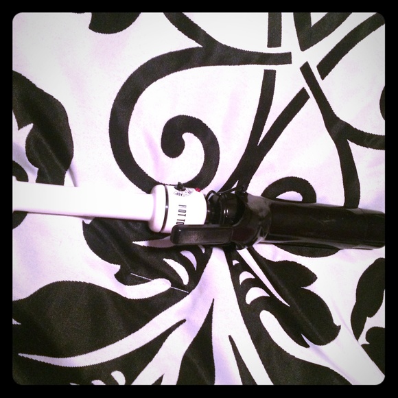 Hot tools 1.5 inch barrel curling iron!