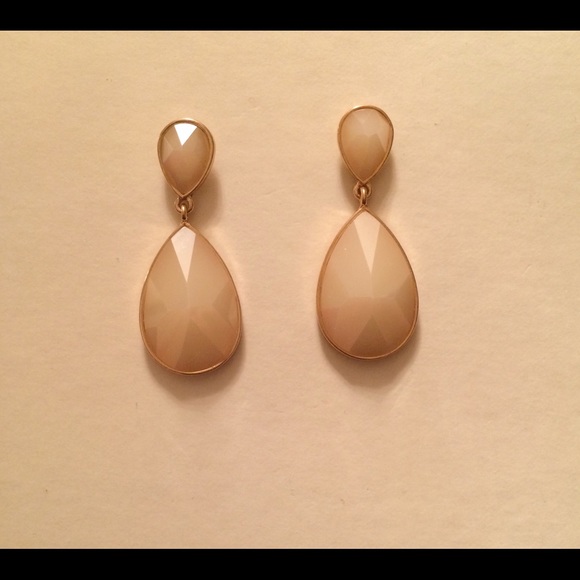 Pearl stone earring