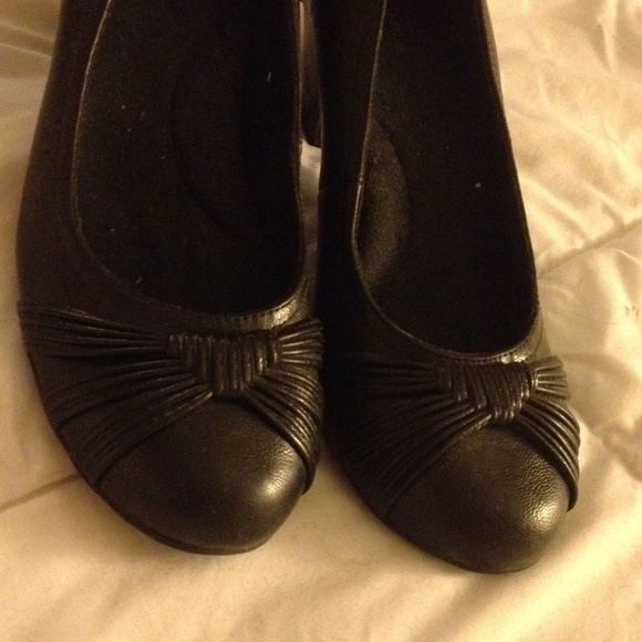 Black rounded toe heels - never worn - size 9