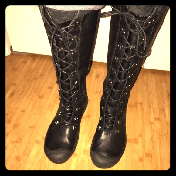 Keen black lace up boots