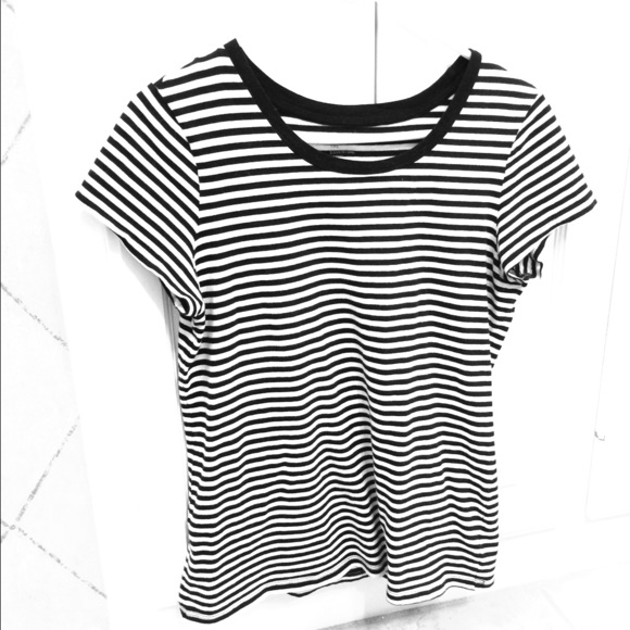Gap black and white tee shirt