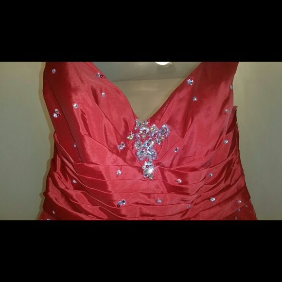 Plus size red party dress - Picture 2 of 4