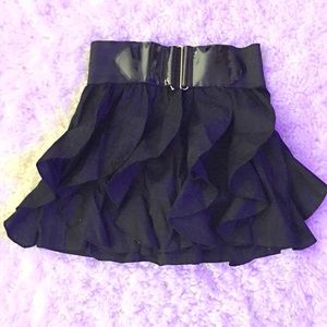 💰SOLD💰Short black belt ruffled micro mini skirt