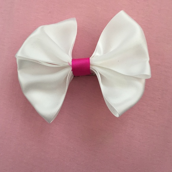 A pink and white bow