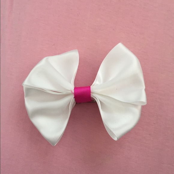 a pink and white medium sized bow.