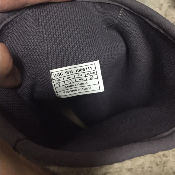 ***SOLD***New in box W Camaya UGGs size 9 - Picture 3 of 4