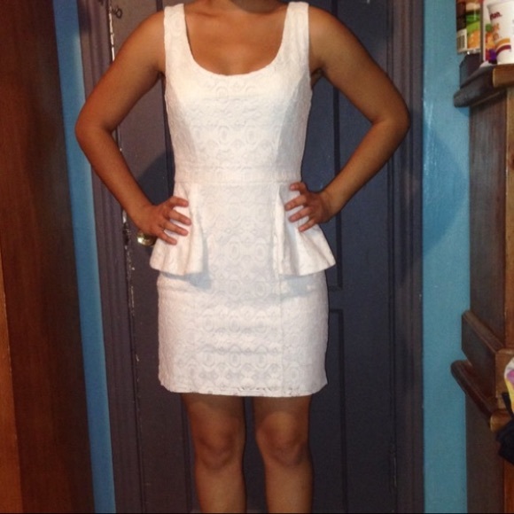 NEW Bebe White Peony Eyelet Peplum Dress - Picture 3 of 4