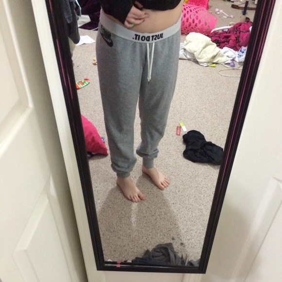 Women's Nike joggers! - Picture 2 of 4