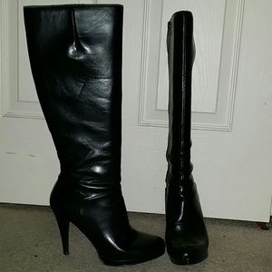 Sassy Nine West sleek black boots!!