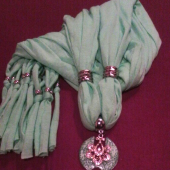 NWOT Green scarf