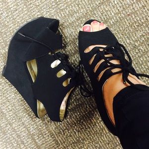 Black wedges