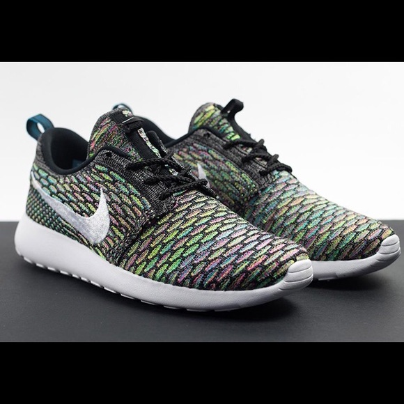 Nike Shoes - Flyknit roshe run