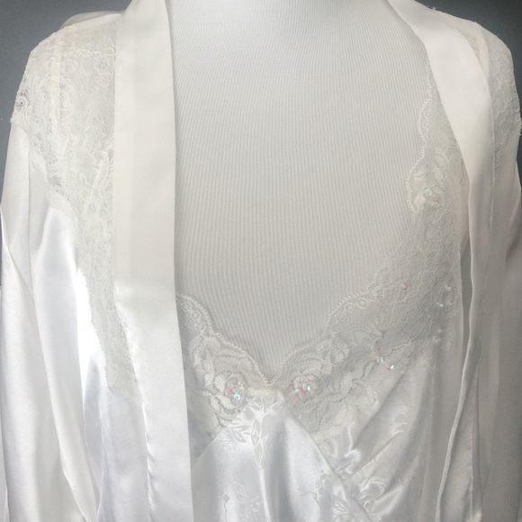 Satin and lace gown - Picture 2 of 4