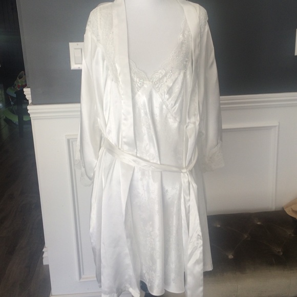 Satin and lace gown - Picture 3 of 4