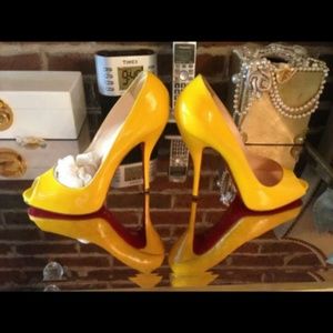 **AUTH** Christian Louboutin peep toe pumps SZ 39