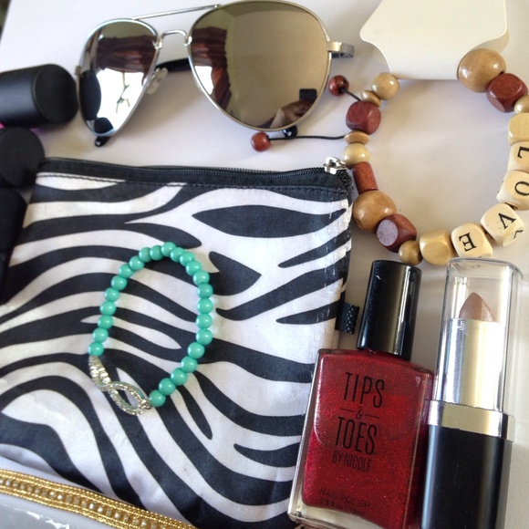 ❌SOLD❌Beauty Bundle 13 pcs 💋💅💄👓 - Picture 4 of 4