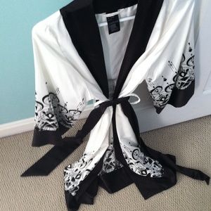Black & white bathrobe
