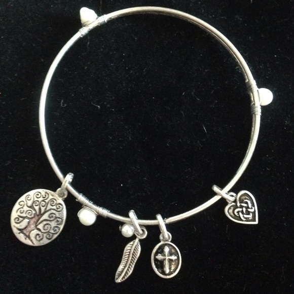 Jewelry - ⭐️SALE⭐️CHARMS AND PEARLS💛