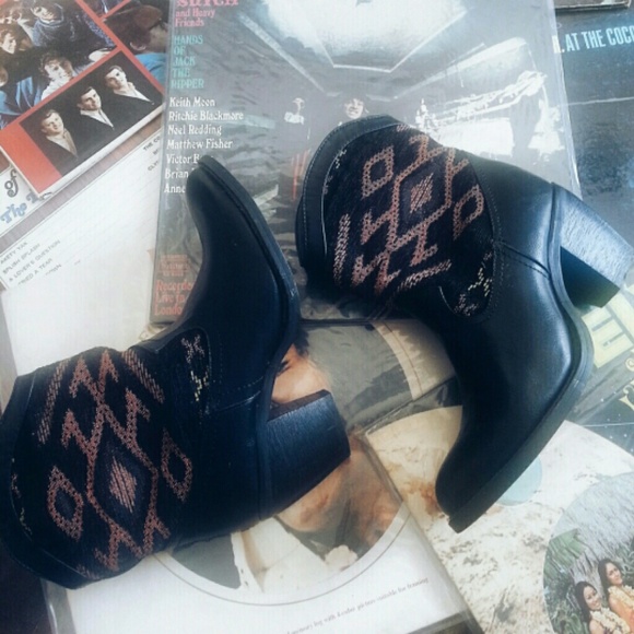 HOLD@rodriguezm08๐ฒCLEARANCE๐ฒ๐HP๐ ANKLE BOOTS - Picture 2 of 4