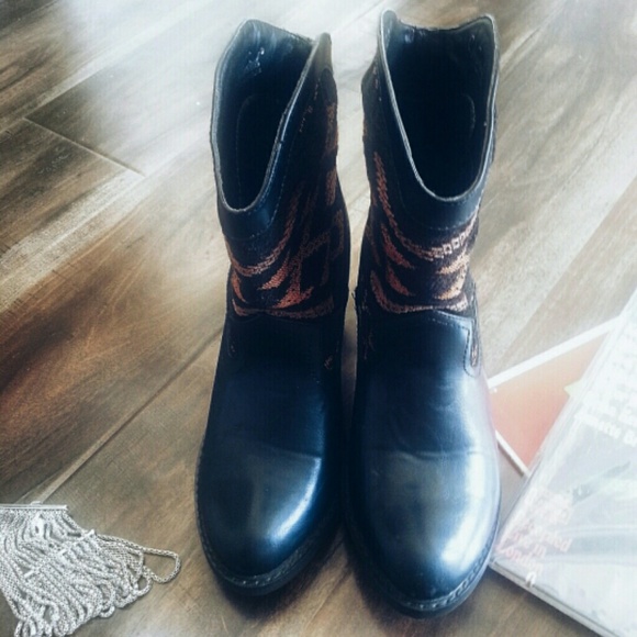 HOLD@rodriguezm08๐ฒCLEARANCE๐ฒ๐HP๐ ANKLE BOOTS - Picture 3 of 4