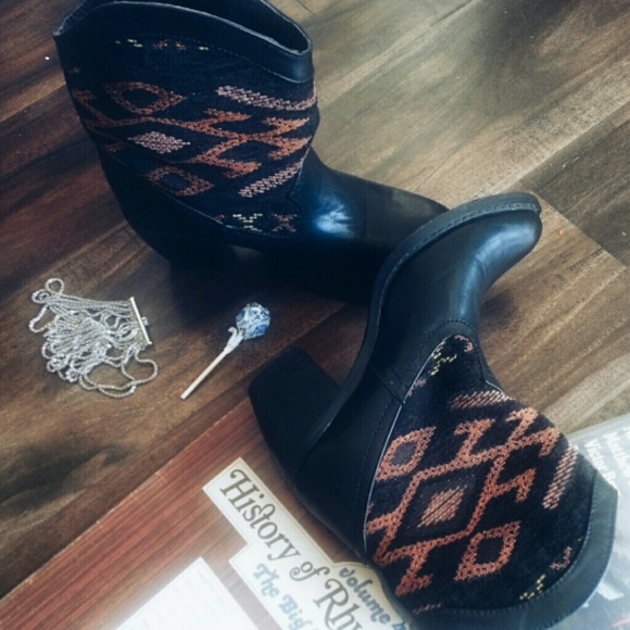 HOLD@rodriguezm08๐ฒCLEARANCE๐ฒ๐HP๐ ANKLE BOOTS - Picture 4 of 4