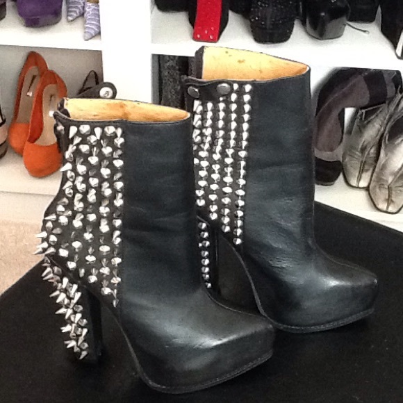 Spike boots